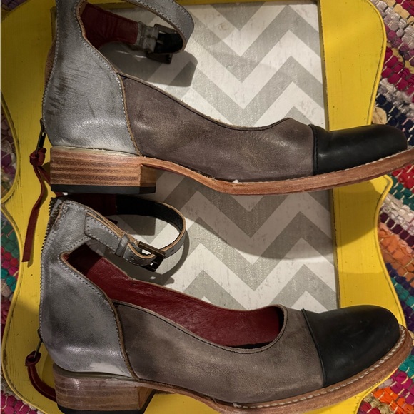 Freebird Marilyn Ankle Strap Flats shoes Women’s Size 8 Stone Multi $225 - Picture 9 of 13